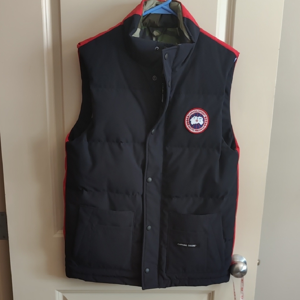 Canada Goose Black/Red Vest with camo interior